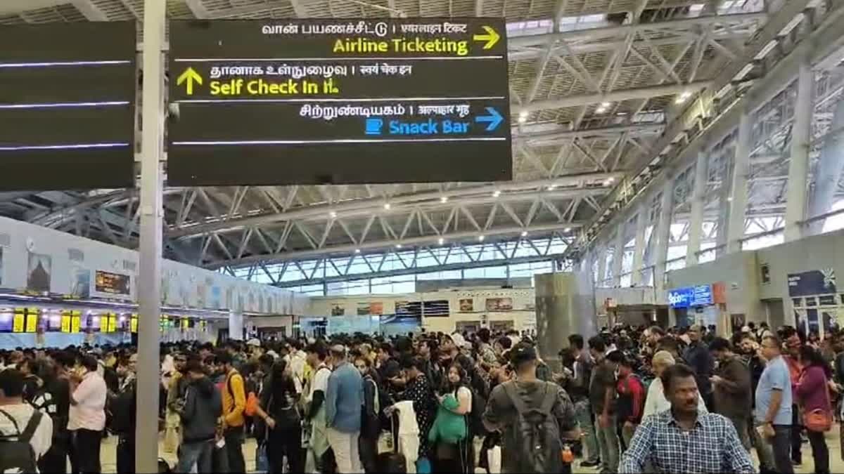 சென்னை விமான நிலையத்தில் காத்திருந்த பயணிகள்