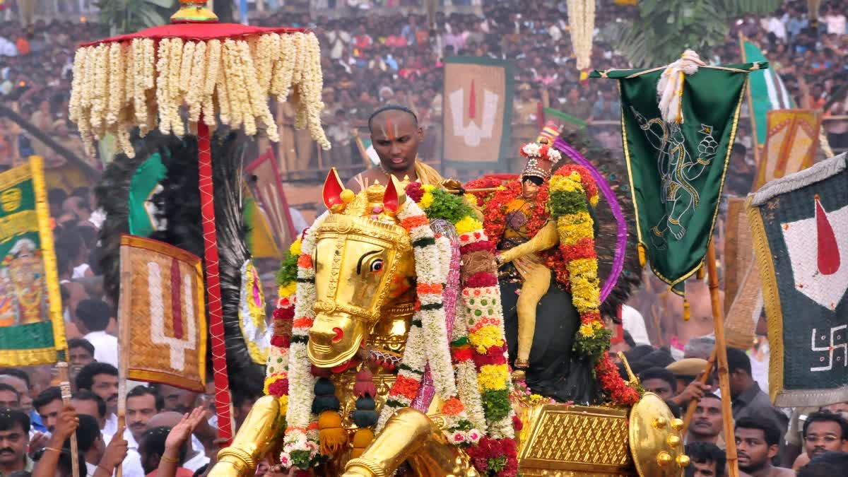 கள்ளழகர் ஆற்றில் இறங்கும் நிகழ்ச்சி