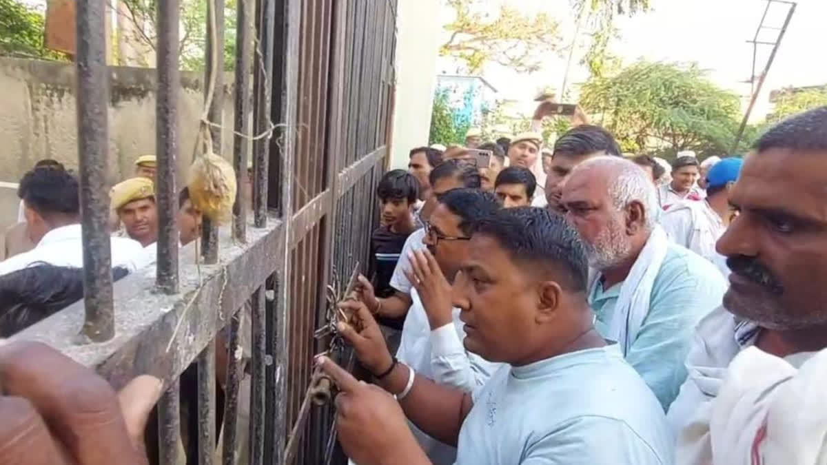 Villagers put lock on Collectorate office