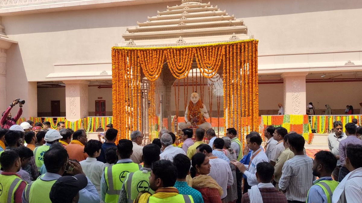प्रतिमा के अनावरण के दौरान काफी भक्त मौजूद रहे.