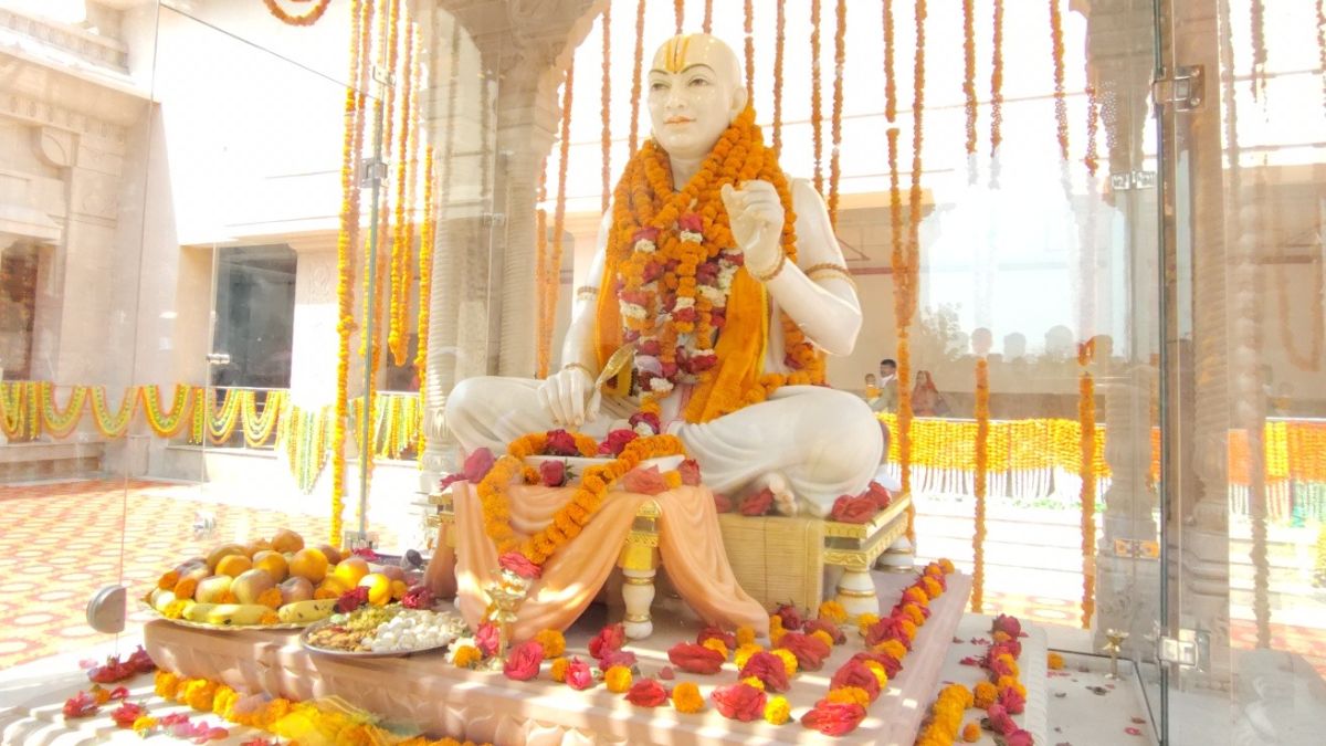 यात्री सुविधा केंद्र में स्थापित है प्रतिमा.