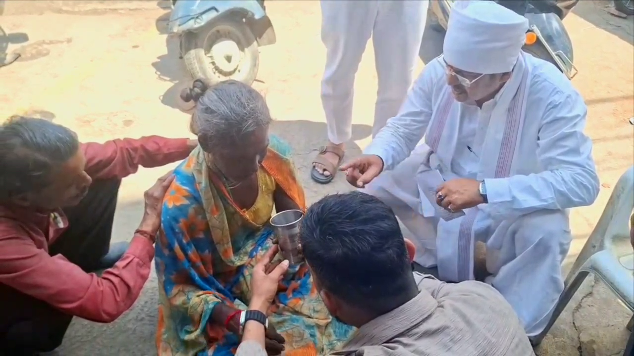 WOMAN FELL DOWN ON ROAD SAGAR