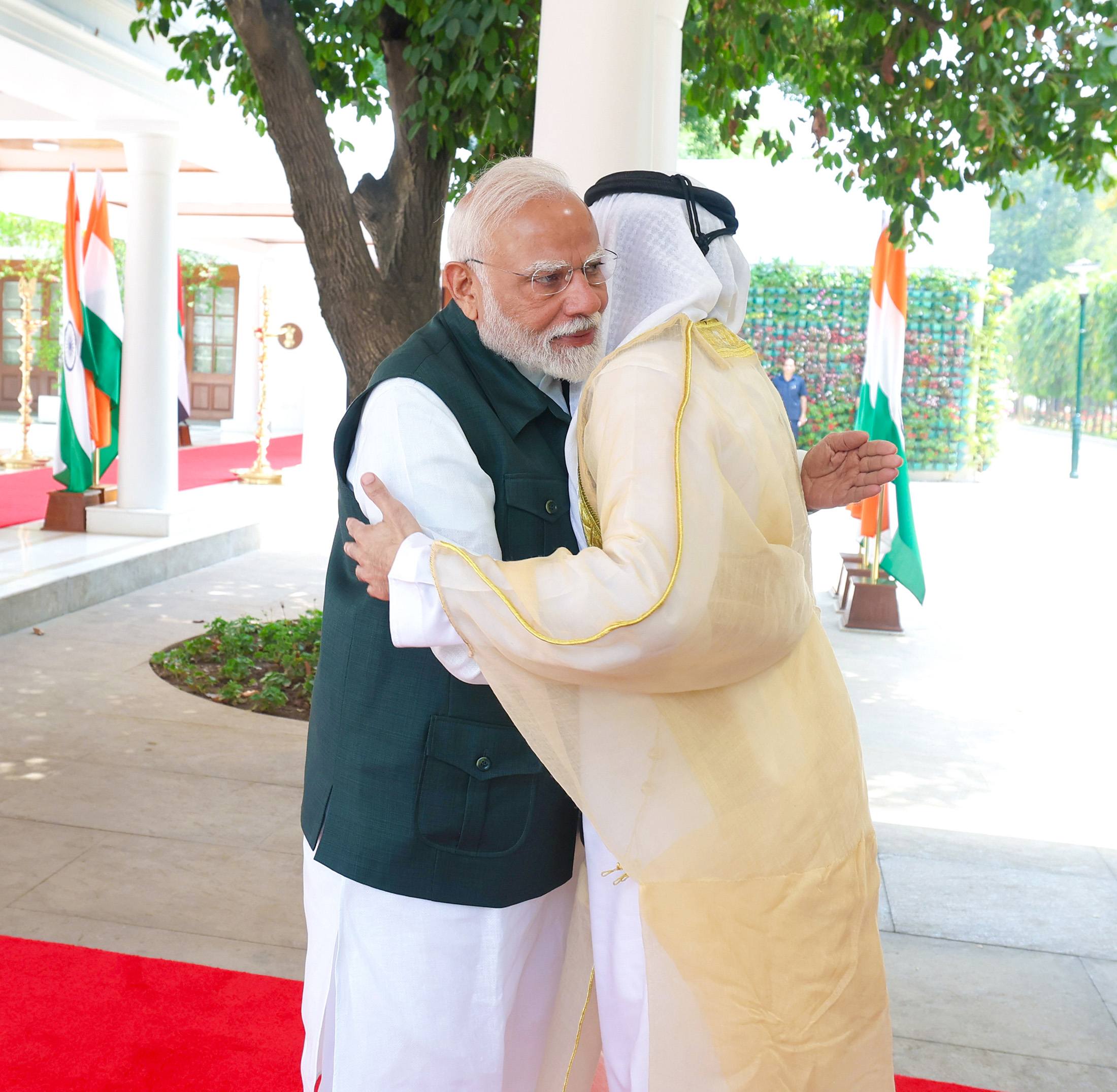 पंतप्रधान नरेंद्र मोदी यांनी ८ एप्रिल २०२५ रोजी नवी दिल्ली येथे दुबईचे युवराज शेख हमदान बिन मोहम्मद बिन रशीद अल मकतूम यांची गळाभेट घेतली