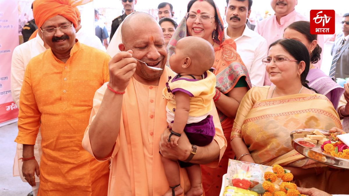हरदोई के कार्यक्रम में सीएम योगी आदित्यनाथ ने बच्चे का अन्नप्राशन कराया.