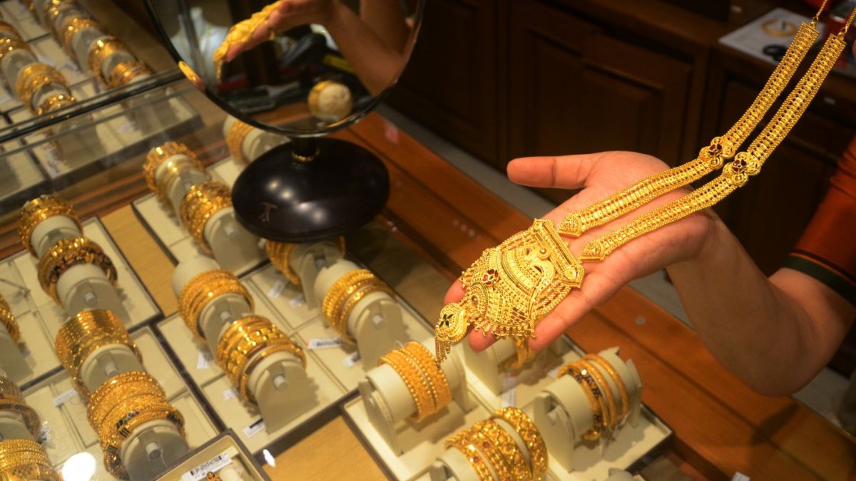 GOLD PER TOLA ONE LAKH RUPEES
