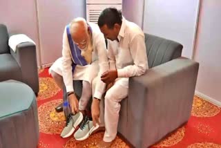 PM MODI GAVE SHOES BJP WORKER  BAREFOOT PLEDGE FOR MODI  BJP HARYANA  PM NARENDRA MODI