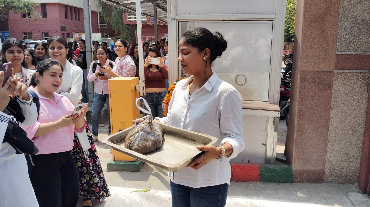 लक्ष्मीबाई कॉलेज में क्लास रूम को गोबर मामला