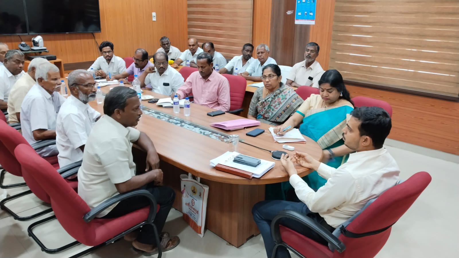 கோவை மாவட்ட ஆட்சியர் தலைமையில் நடந்த பேச்சுவார்த்தை