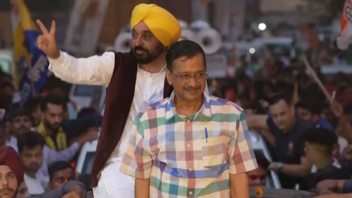 दिल्ली में रोड शो के दौरान अरविंद केजरीवाल और भगवंत मान