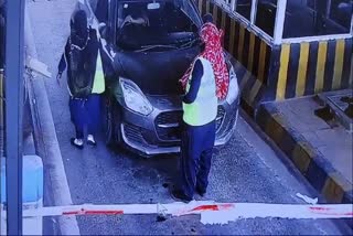 ڈرائیور نے ٹول پلازمہ کی ملازمہ پر گاڑی چڑھا دی. ویڈیو سوشل میڈیا پر وائرل