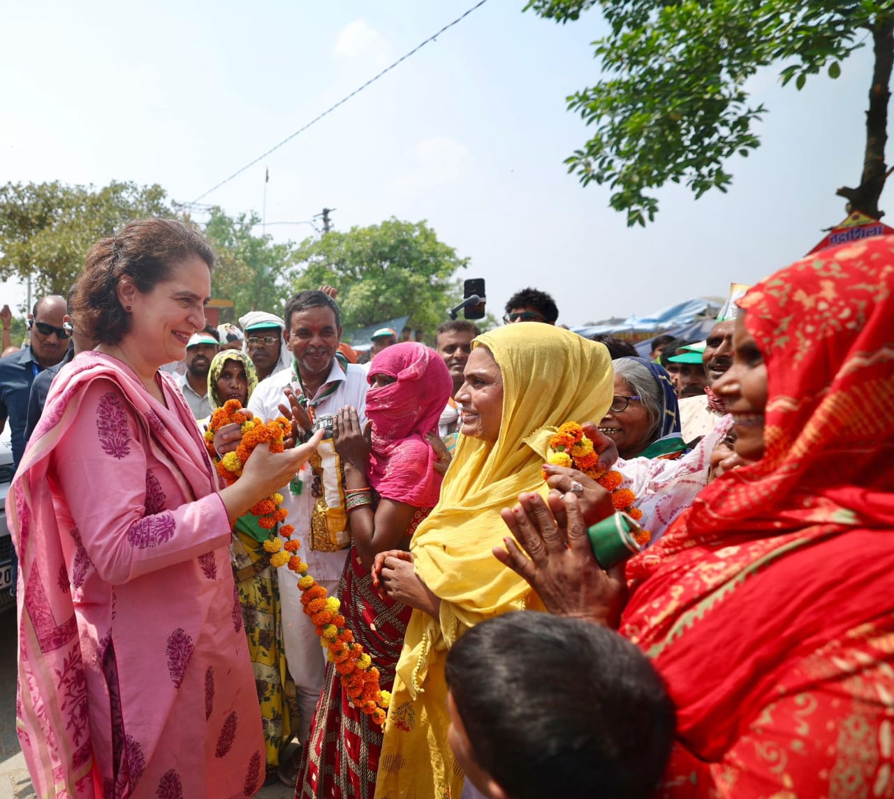 अमेठी-रायबरेली में प्रियंका गांधी कर रहीं प्रचार.