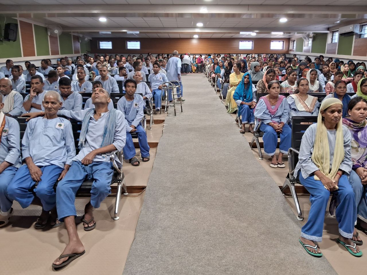बिना रिश्तों के जुड़ा परिवार – 6000 लोग एक छत के नीचे