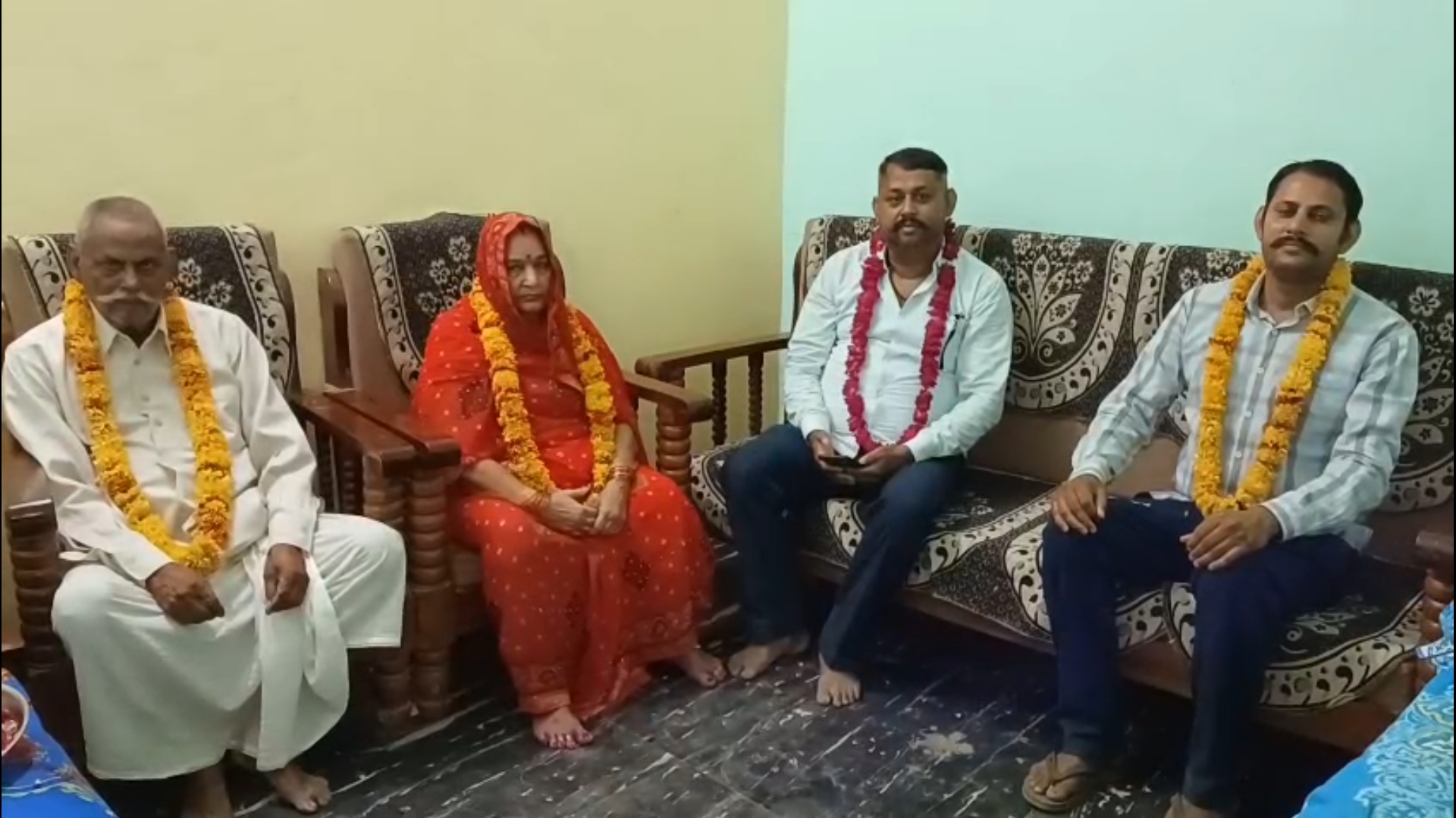 राजकुमार मिश्रा के माता-पिता और भाई.