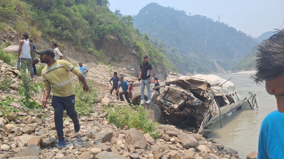 10 Killed, Seven Injured as Tempo Traveller Plunges Into Alaknanda River on Badrinath Highway