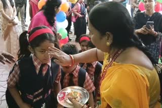 Nashik school reopen after summer vacation teachers welcomed students in unique way