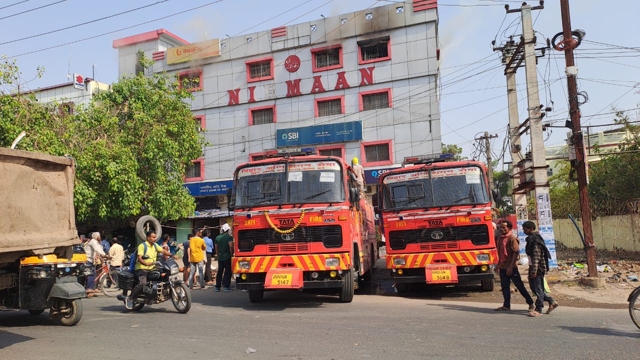 मौके पर पहुंची दमकल की गाड़िया.