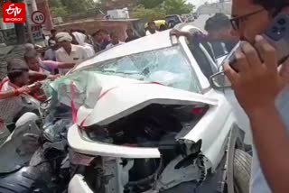 हादसे के बाद क्षतिग्रस्त कार.