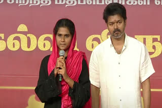 மாணவியுடன் விஜய்