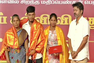 ராஜேஸ்வரி தவெக தலைவர் விஜய்யிடம் இருந்து ஊக்கத்தொகை பெற்றபோது எடுக்கப்பட்ட படம்