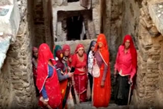 Women doing voluntary work in Bawdi