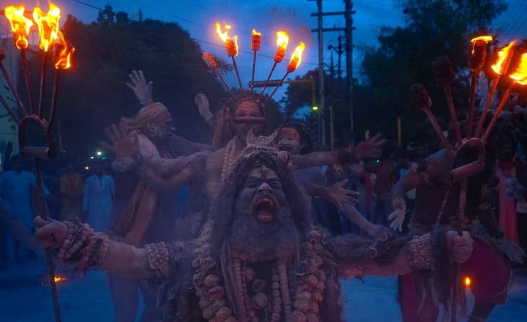 शोभायात्रा में महाकाल का स्वरूप लिए सोनू.