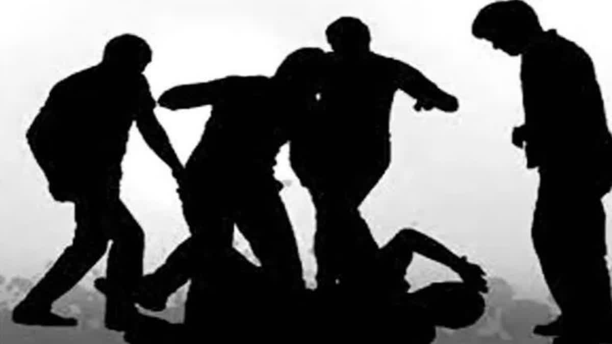 villagers beat 3 miscreants in narmadapuram