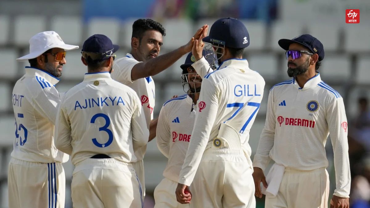 Ravichandran Ashwin  with Team Members