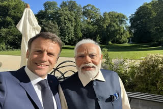 LONG LIVE FRENCH INDIA FRIENDSHIP FRENCH PRESIDENT SHARES SELFIE MOMENT WITH PM MODI