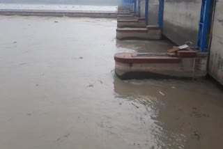 ओखला बैराज पर यमुना के जलस्तर में आई कमी