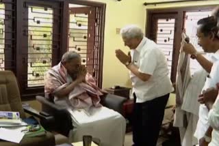 sitaram yechury  mt vasudevan nair  yechury visit mt vasudevan nair  cpim  v d satheeshan  pinarayi viajayan  m t vasudevan nair novel  നവതി  എംടി  സീതാറാം യെച്ചൂരി  സിപിഎം  സിപിഎം ജനറല്‍ സെക്രട്ടറി  സീതാറാം യെച്ചൂരി  എം ടി വാസുദേവന്‍ നായര്‍  പിണറായി വിജയന്‍  വി ഡി സതീശന്‍  കോഴിക്കോട്