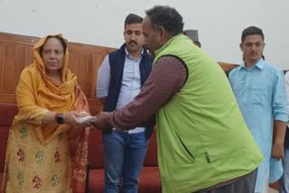 MP Pratibha Singh distributed funds to flood affected people in Thunag
