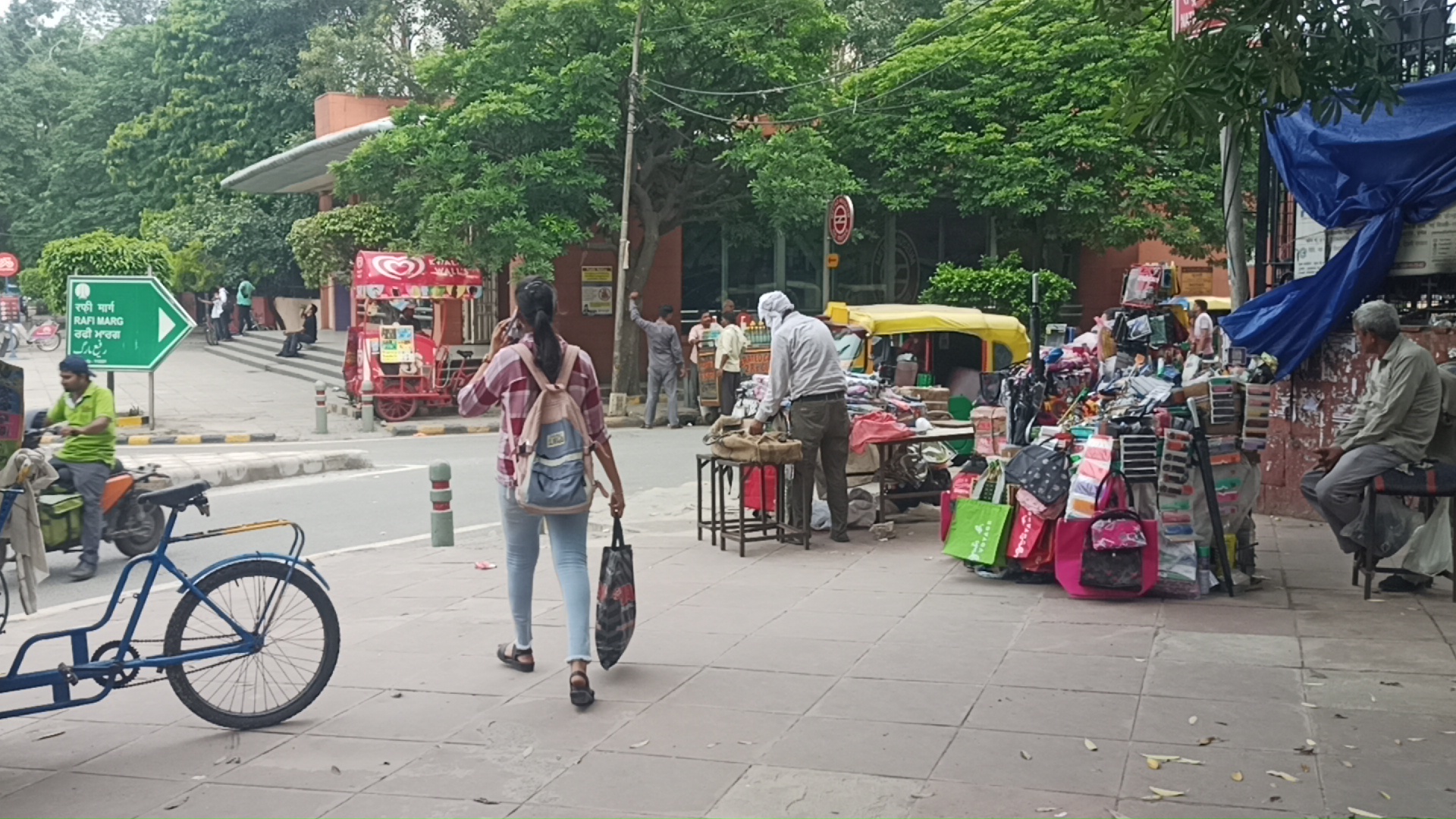 फुटपाथ पर अवैध अतिक्रमण बरकरार