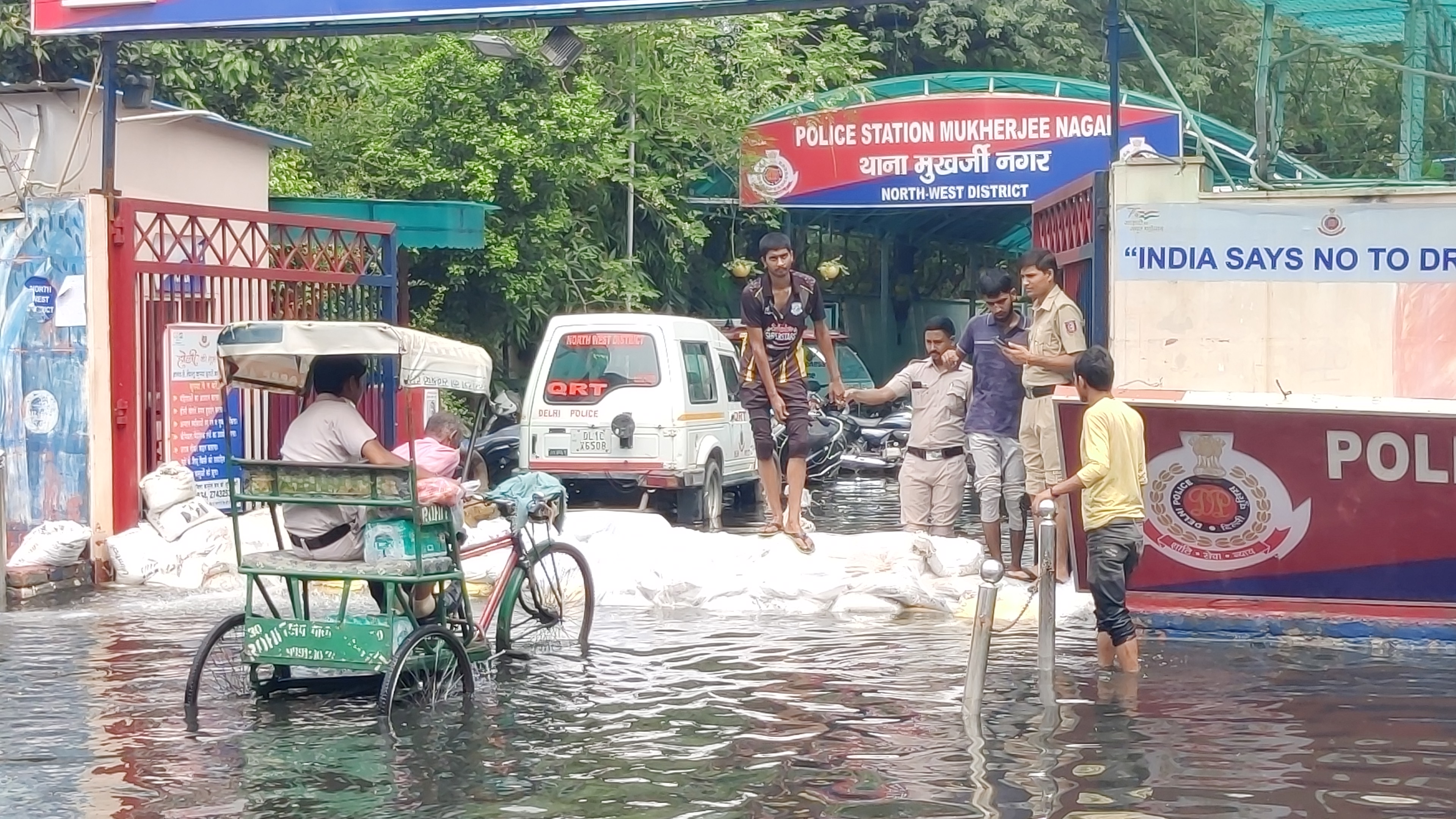 पुलिसकर्मी रिक्शे से थाना जाते हुए