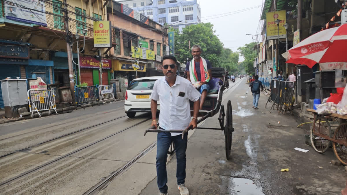 উলটো রথে উলট পুরাণ ! চালকদের আসনে বসিয়ে নিজে রিকশা টানলেন পুলিশকর্মী