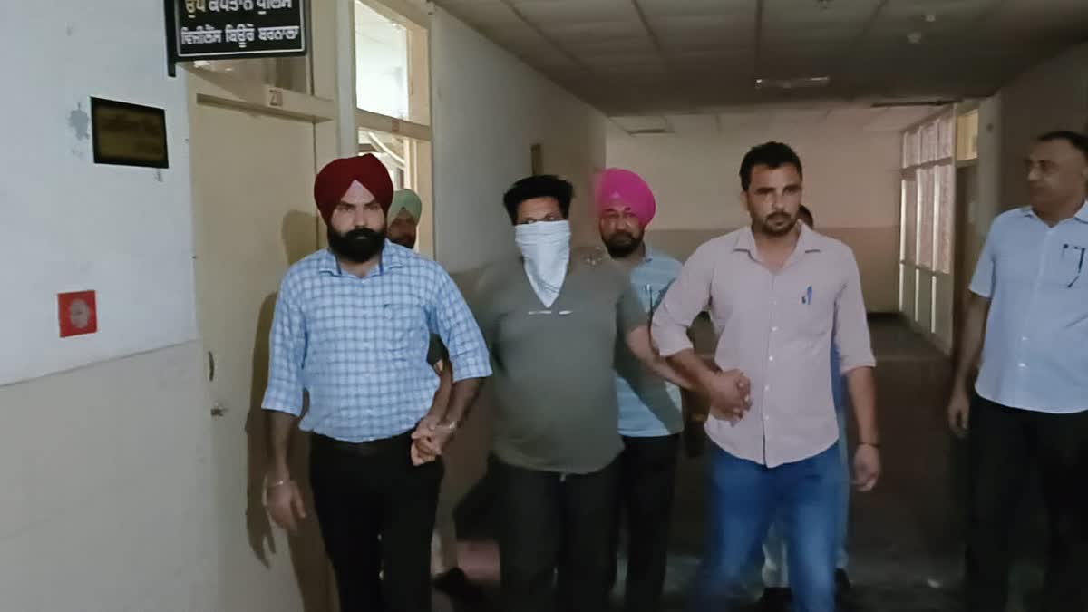 In Barnala, vigilance caught a person taking bribe of one and a half lakh rupees red-handed