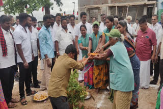 அடிக்கல் நாட்டும் தூய்மை பணியாளர்கள்