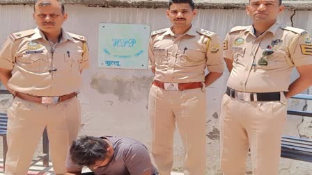 हेरोइन के साथ पुलिस की गिरफ्त में आरोपी