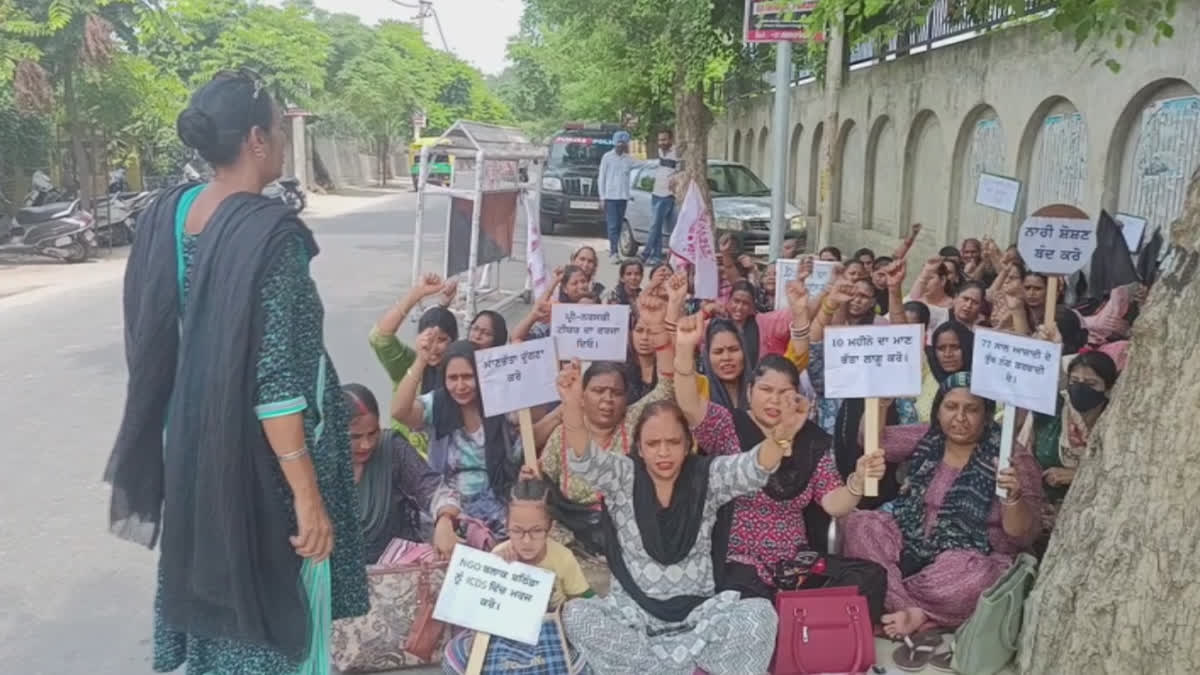 Anganwadi workers surrounded the MLA's house on Independence Day in Bathinda