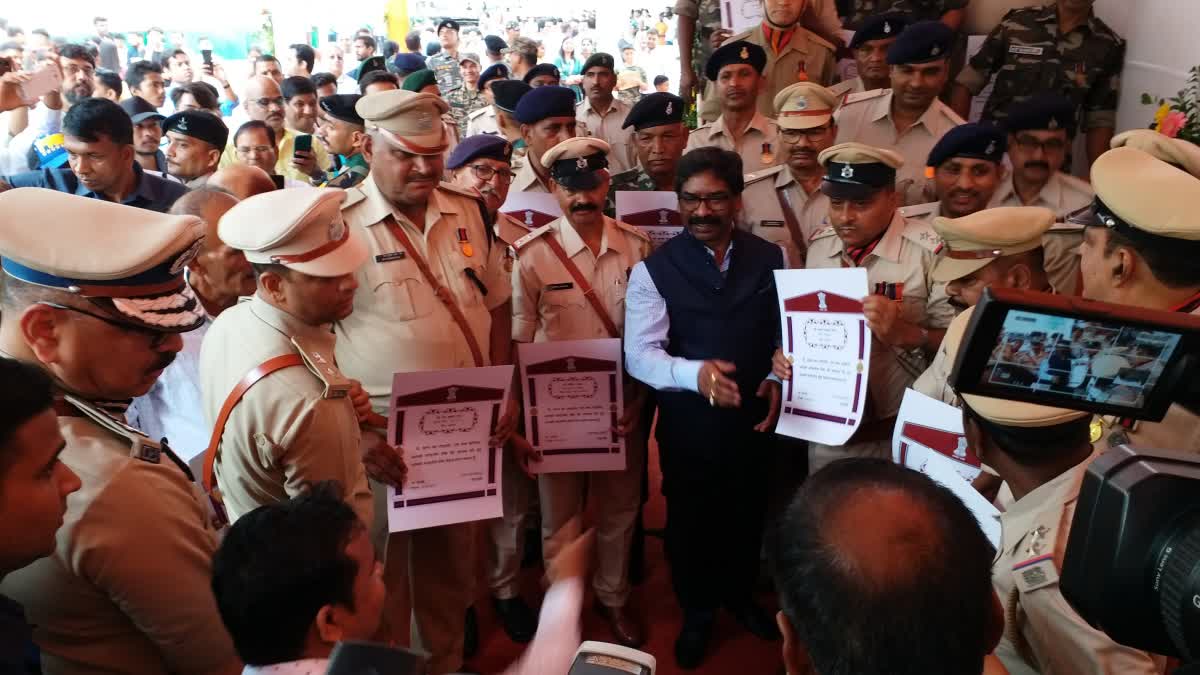 Jharkhand CM honored brave policemen