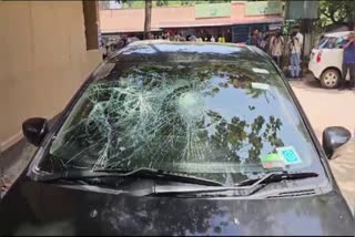 Car attack  Car Attack in Kollam  Car Attack  റോഡിന് കുറുകെ നിര്‍ത്തിയ കാര്‍ മാറ്റാന്‍ ഹോണടിച്ചു  യുവതി ഓടിച്ച കാര്‍ അടിച്ച് തകര്‍ത്ത യുവാക്കള്‍  കാര്‍ മാറ്റാന്‍ ഹോണ്‍ മുഴക്കി  കൊല്ലം വാര്‍ത്തകള്‍