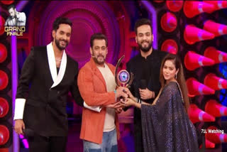 Bigg Boss OTT 2 Finale highlights: Dream Girl cast Ayushmann Khurrana, Ananya Panday grace show, Elvish Yadav shares trophy with Abhishek Malhan, Manisha Rani