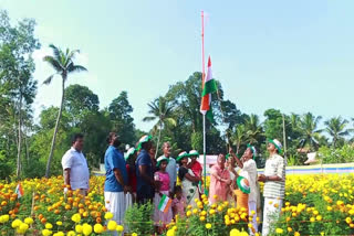 ചെണ്ടുമല്ലി പാടത്ത് ദേശീയ പതാക  ദേശീയ പതാക ഉയര്‍ത്തി  സ്വാതന്ത്ര്യ ദിനം  ചെണ്ടുമല്ലി പാടത്ത് ദേശീയ പതാക  National flag at Chendumalli field  National flag at Marigold field  independence day  Marigold field Alappuzha