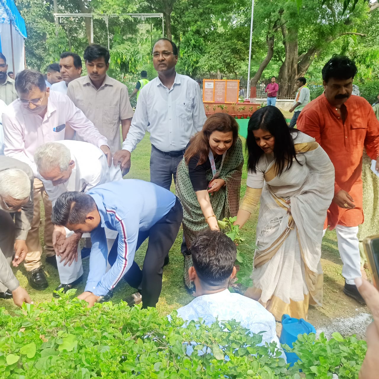 करोल बाग़ जोन में सांसद मीनाक्षी लेखी ने जोनल कार्यालय में पौधारोपण कार्यक्रम की शुरुआत की