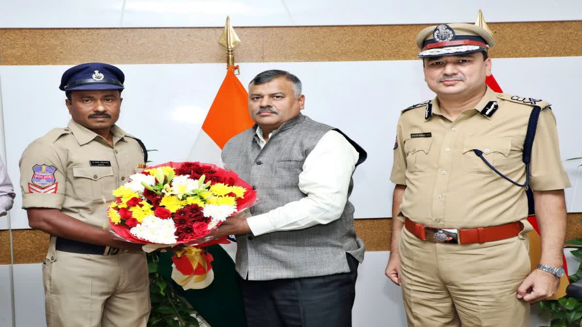 Head Constable Yadaiah gets President Medal for Gallantry