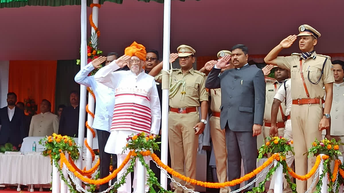 Governor Santosh Kumar Gangwar hoisted the national flag in Dumka