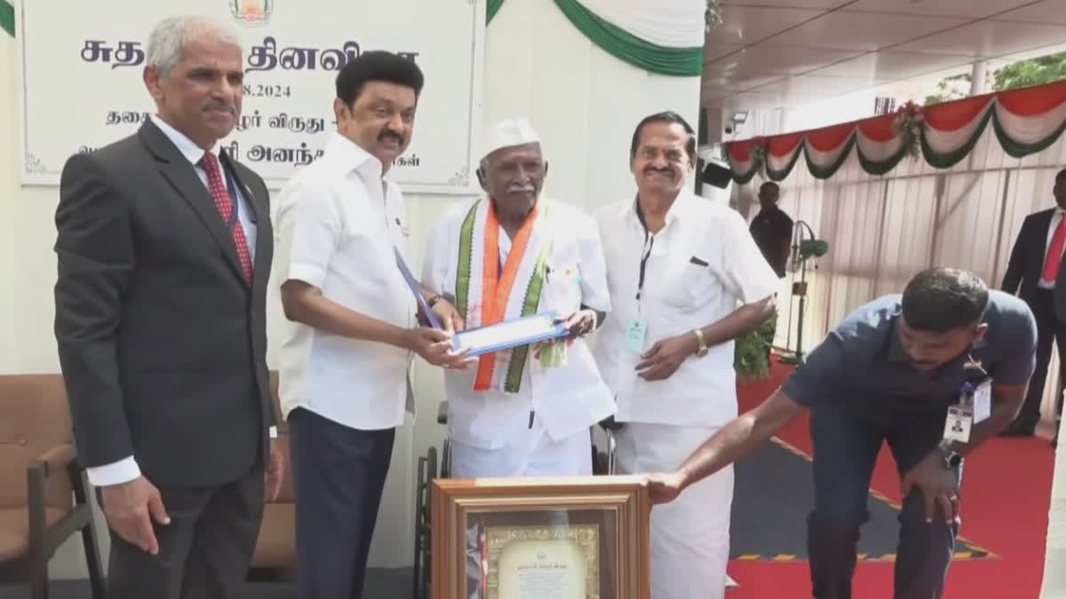 முதலமைச்சரிடம் விருது பெற்ற குமரி அனந்தன்