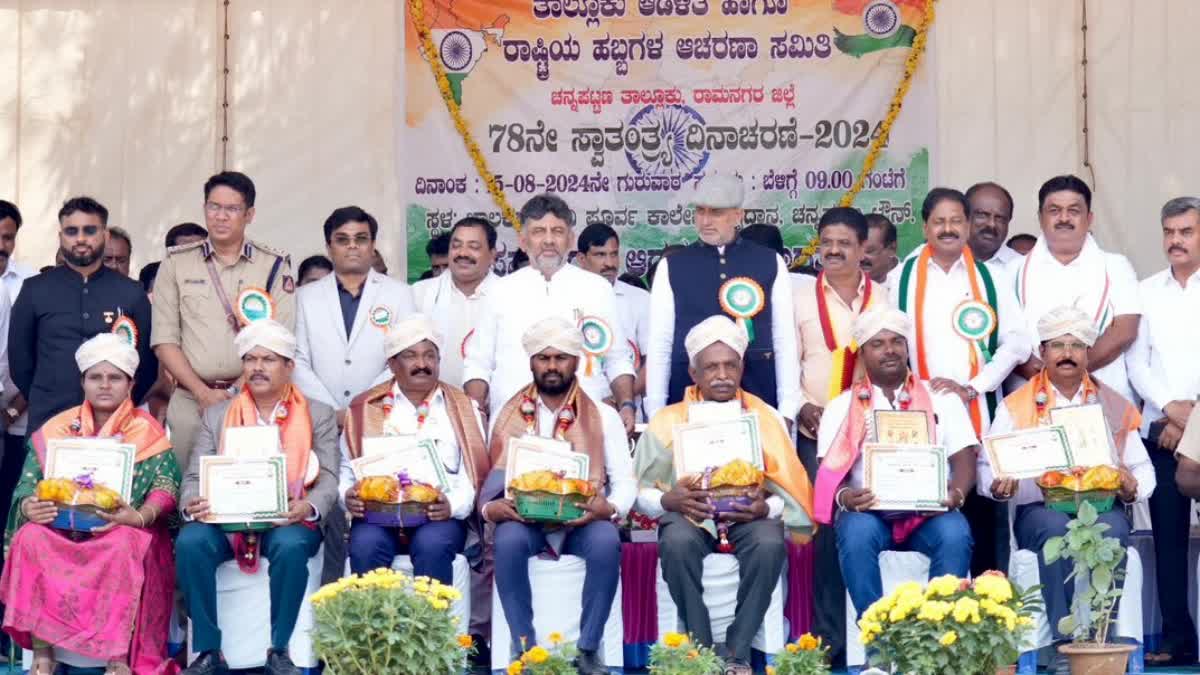 POLITICAL FOES DK SHIVAKUMAR AND HD KUMARASWAMY ON SAME STAGE