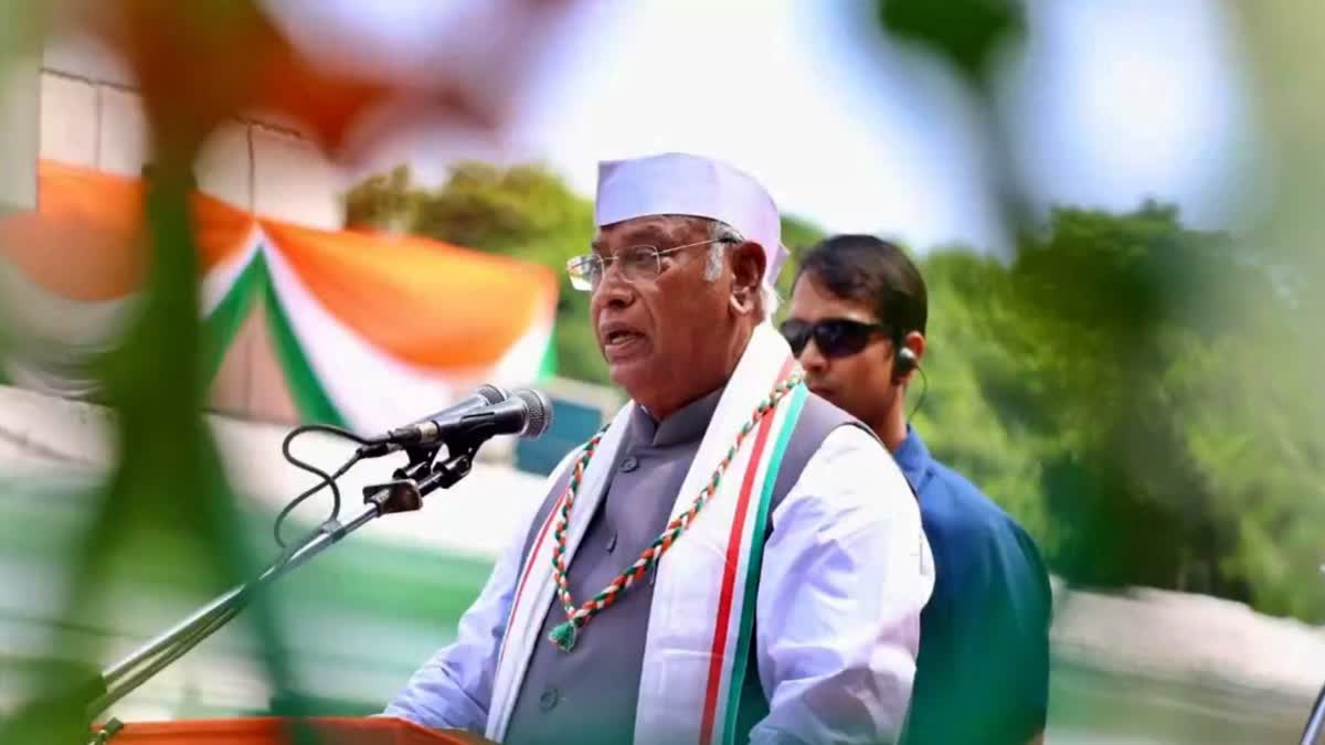 MALLIKARJUN KHARGE Criticized BJP  മല്ലികാജുൻ ഖാർഗെ  ആർഎസ്എസിനെതിരെ ഖാർഗെ  INDEPENDENCE DAY 2024