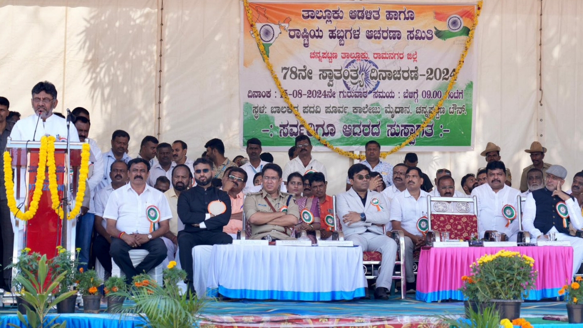 POLITICAL FOES DK SHIVAKUMAR AND HD KUMARASWAMY ON SAME STAGE