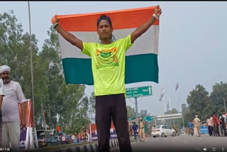 In an inspiring act of patriotism, 18-year-old Amar Kumar Mandal from Bihar undertook a journey to honour the soldiers of the country. Starting on July 15 from his hometown in Araria, Bihar, Amar set out on a 2001-kilometre run, carrying the tricolour flag with pride.